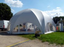 CREATIVE STRUCTURES – das Zelt für unsere Ausstellung Faszination Galopper der Firma Kentzler GmbH auf der Galopprennbahn Bad Doberan (c) Frank Koebsch